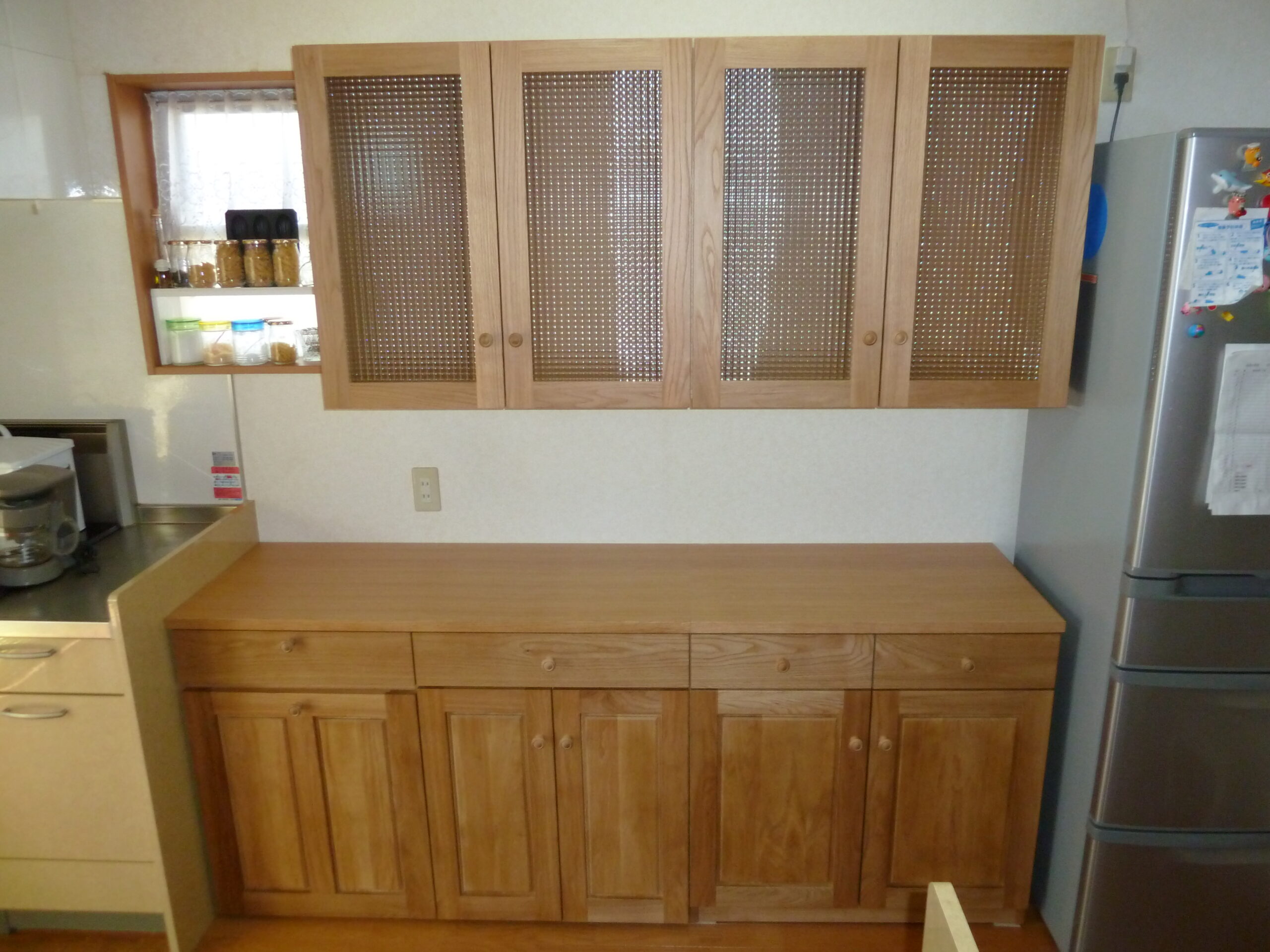 小柄な女性でも手が届く理想の高さ。窓を活かしたカントリー調オーダーカップボード